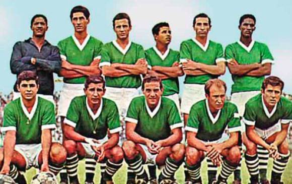 Gilberto, cuarto (Izquierda a derecha) en la formación arriba, en sus tiempos como titular del verde.