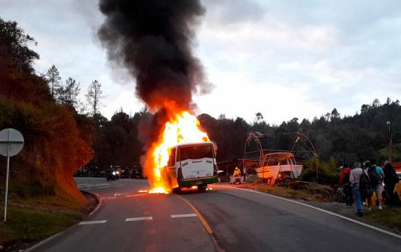 La colisión con la motocicleta provocó que el bus de servicio público se incendiara. FOTO: CORTESÍA DEVIMED.
