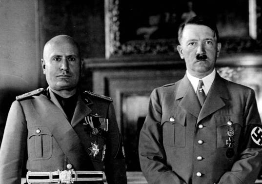 Fotografía de la visita que Benito Mussolini le hizo a Adolfo Hitler en Munich, lo que consolidó el llamado eje Berlín-Roma.