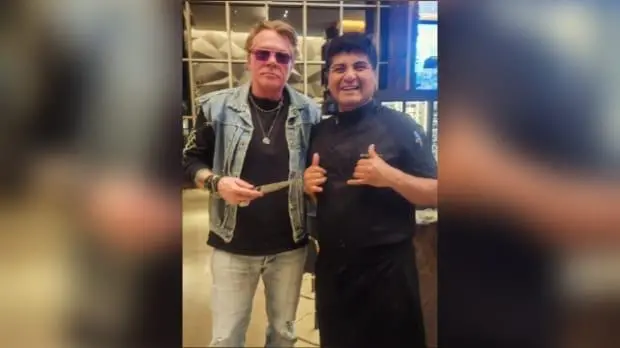 La imagen junto al vocalista de Guns N’ Roses se volvió viral y desató una ola de apoyo hacia el cocinero, despedido por infringir una norma interna del hotel. FOTO: tomada de Instagram @ricknikkei_art. 