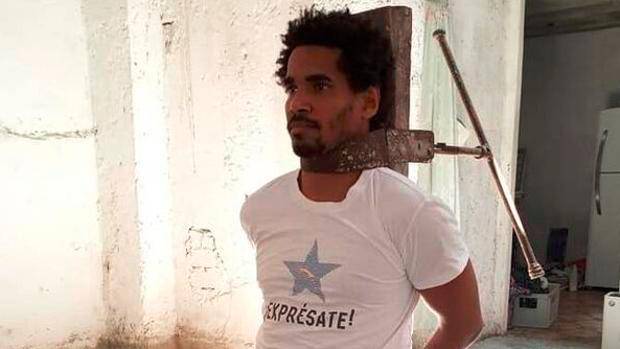 El artista en uno de sus últimos performances, antes de ser arrestado por la policía cubana. Foto: Tomada de Redes sociales.