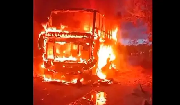 Así quedó el bus atacado por los terroristas en una carretera de Caquetá. FOTO: Captura de video