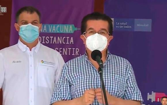 El ministro de Salud agradeció al sector de la salud, en el que se han perdido más de 200 vidas de médicos. FOTO: MINSALUD.