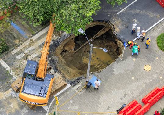 Así quedó la calzada oriental de la Avenida de El Poblado tras la socavación. FOTO: Andrés Camilo Suárez Echeverry