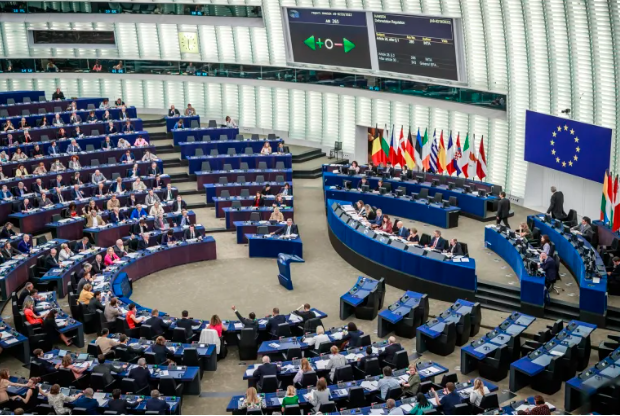 El parlamento le pide a la Unión Europea y a sus países “iniciar un completo aislamiento internacional de la Federación de Rusia”. FOTO: EFE