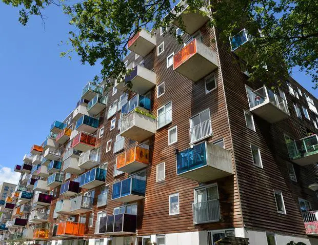  Aunque la ley quería mejorar la “habitabilidad” al reducir la rotación de inquilinos (que es un 30% mayor en casas de inversores), lo que terminó haciendo fue cambiar quién vive en el barrio, favoreciendo a los más ricos y perjudicando a los más vulnerables. FOTO: Tomada de revistaad.es.