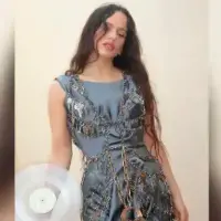 ¡Tremendo susto! Rosalía corre en plena entrevista por una cucaracha