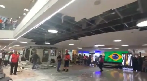 Entre siete a diez personas resultaron lesionadas después de que las cubiertas del techo de Unicentro colapsaran. Foto: captura de video