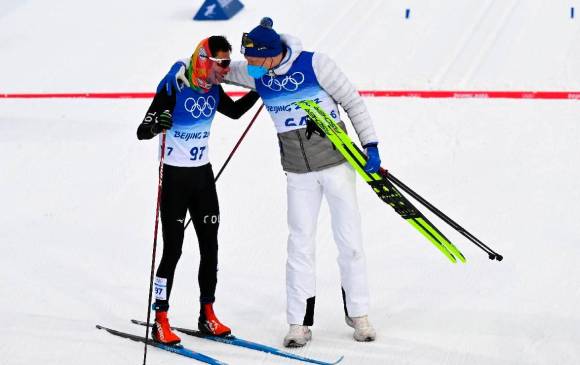Carlos Quintana y el finlandés Iivo Niskanen, quien felicitó en meta al colombiano luego de que terminara la prueba. FOTO: TWITTER JUEGOS OLÍMPICOS
