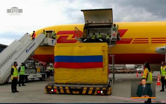 Las dosis de vacunas llegaron al Aeropuerto El Dorado. FOTO TWITTER (@infopresidencia).