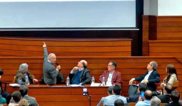 Ricardo Bonilla (de pie) inició su exposición anotando que el país tiene datos de inflación desde hace unos 70 años. FOTO tomada de YouTube