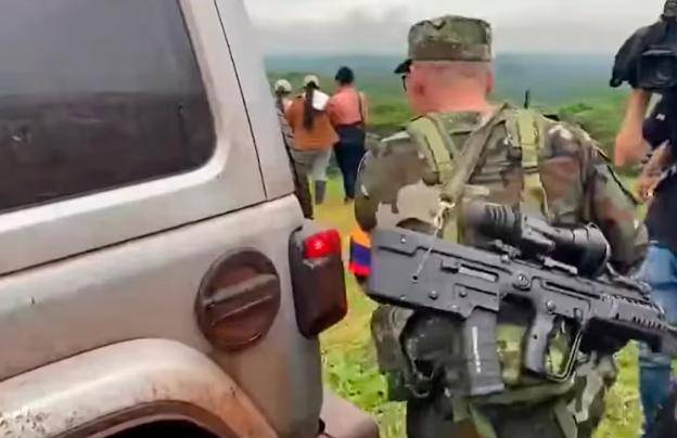 En la foto se ve el fusil de alias Iván Mordisco, un Tavor X95, diferente al que usan las Fuerzas Militares de Colombia. FOTO: Tomada del video