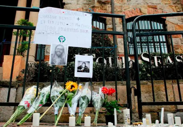 Los seguidores de Foo Fighters se reunieron a las afueras del hotel donde falleció Taylor Hawkins en Bogotá, para rendirle homenaje. FOTO GETTY.