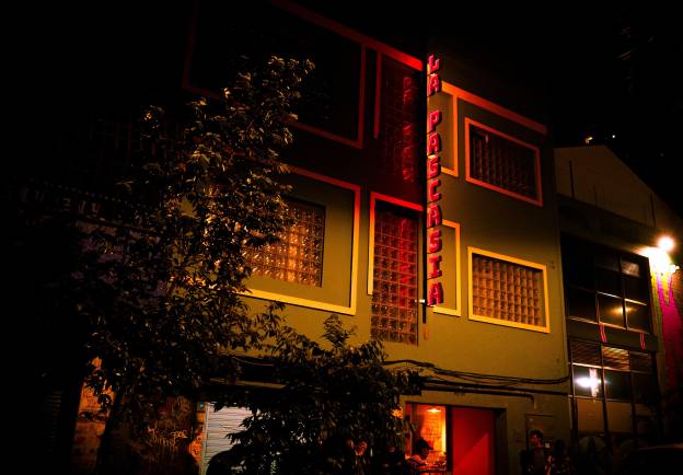 La Pascasia, en el centro de Medellín, se ha convertido en un refugio de artistas. En el viejo edificio sobre la calle Bomboná hay una librería, una tienda de discos, una tienda de diseño, restaurante y un gran salón para bailar como manda la tradición. 