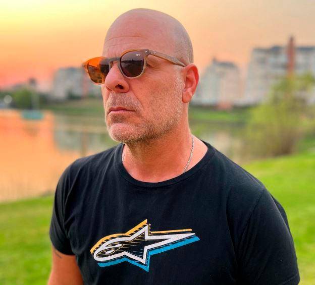 Pablo Perillo, doble de Bruce Willis, se ha enfocado más en hacer contenido en sus redes sociales desde que el actor alemán se retiró de la actuación. FOTO INSTAGRAM