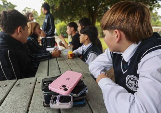 Autoridades educativas aseguran que con la restricción de pantallas y redes sociales en las aulas de clase han logrado reducir el ciberacoso escolar y la citación a peleas, pero además ha mejorado el rendimiento académico. Foto: Manuel Saldarriaga Quintero.