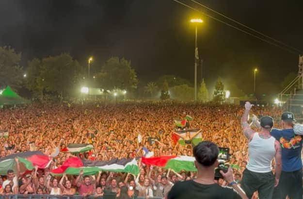 “¡Palestina vencerá!”, fueron los gritos de la audiencia durante el concierto en València del rapero Residente. Foto, redes sociales del artista. 