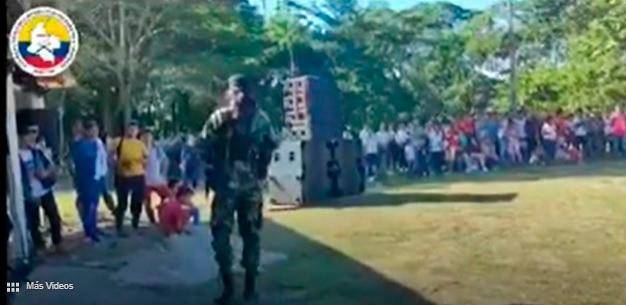El discurso lo dio alias Andrey Avendaño ante la comunidad que fue citada en la cancha de fútbol. FOTO: Tomada del video