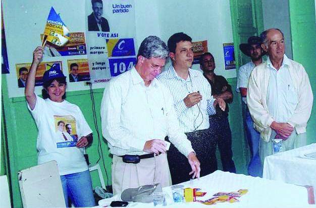 Nuñez Lapeira recorría los muncipios antioqueños haciendo obras sociales, junto a su asistente desde hace más de 40 años. FOTO Cortesía. 