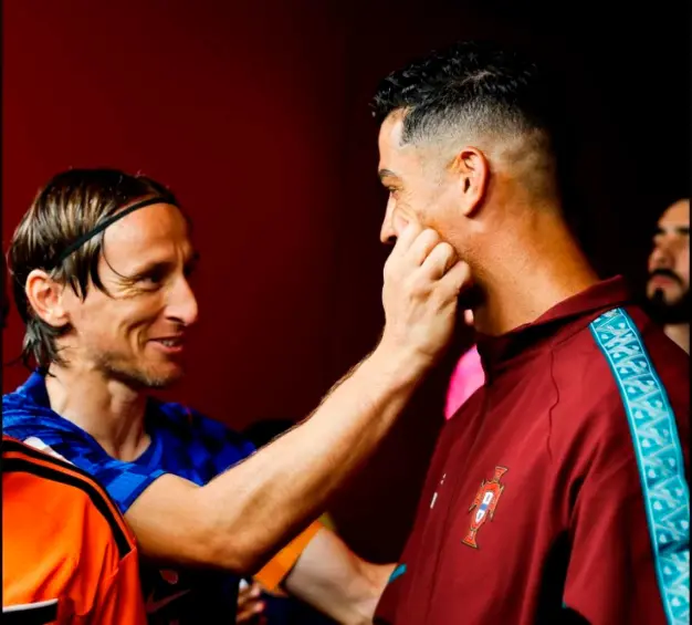 Luka Modric y Cristiano Ronaldo, en el saludo antes de salir al campo, para el duelo entre Croacia y Portugal, por el paso a los octavos de final del Mundial de Norteamérica. FOTO TOMADAX@selecaoportugal