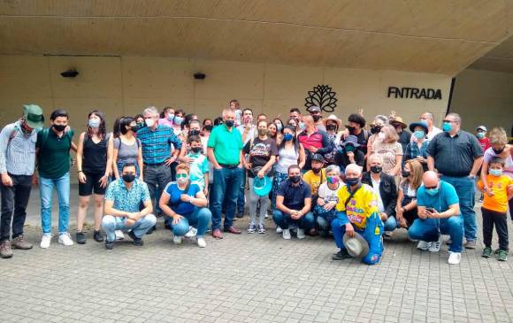 Quienes asistieron al plantón le pidieron a la Alcaldía de Medellín resolver las finanzas del jardín. FOTO: JAIME PÉREZ