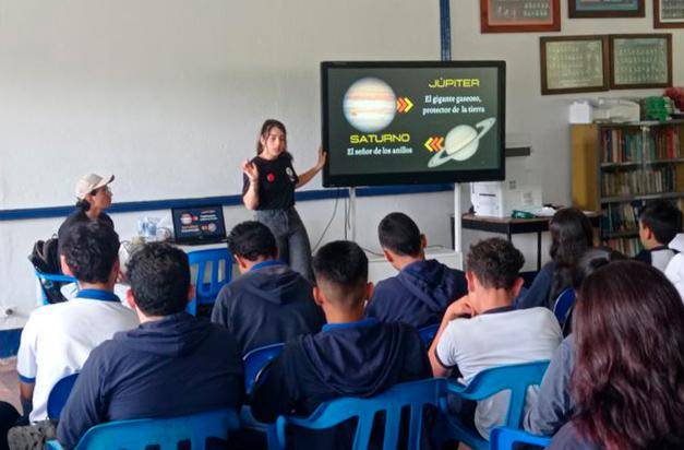 Durante su travesía por el departamento, los estudiantes de la universidad hicieron desde charlas explicando la historia del sistema solar, hasta icosaedros para entender el tamaño de los planetas. FOTOS CORTESÍA