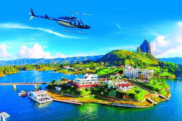 Helicópteros despegan y aterrizan en múltiples puntos de todo el departamento, desde la piedra del Peñol o un restaurante de Medellín hasta en la Hacienda Napolés. Hay planes desde $380.000 por personas hasta $2.000.000 o más e incluyen un equipo de fotografía. FOTO cortesia