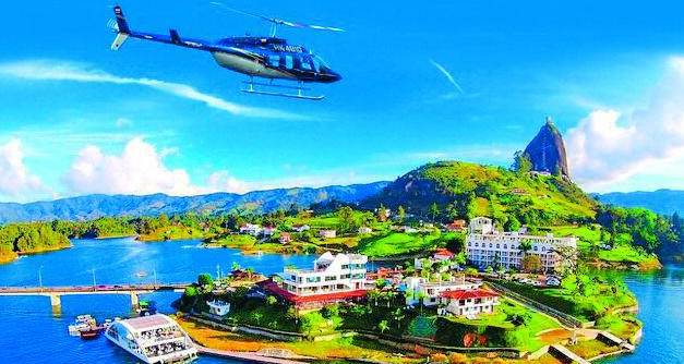 Helicópteros despegan y aterrizan en múltiples puntos de todo el departamento, desde la piedra del Peñol o un restaurante de Medellín hasta en la Hacienda Napolés. Hay planes desde $380.000 por personas hasta $2.000.000 o más e incluyen un equipo de fotografía. FOTO cortesia