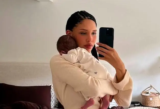Nara Smith recientemente compartió esta foto junto a su última hija nacida en septiembre de 2025. FOTO: Tomada de @naraaziza en Instagram