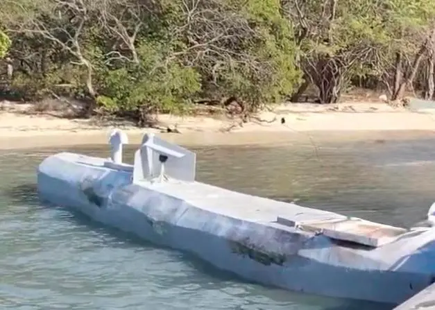 El semisumergible tenía dos antenas para permitir su manejo a control remoto por medio del internet satelital de Elon Musk. FOTO: CORTESÍA DE LA ARMADA.