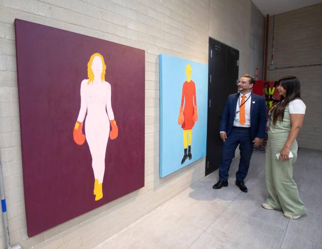Pinturas de gran formato y coloridas hacen parte de la muestra. Foto: Esneyder Gutiérrez 