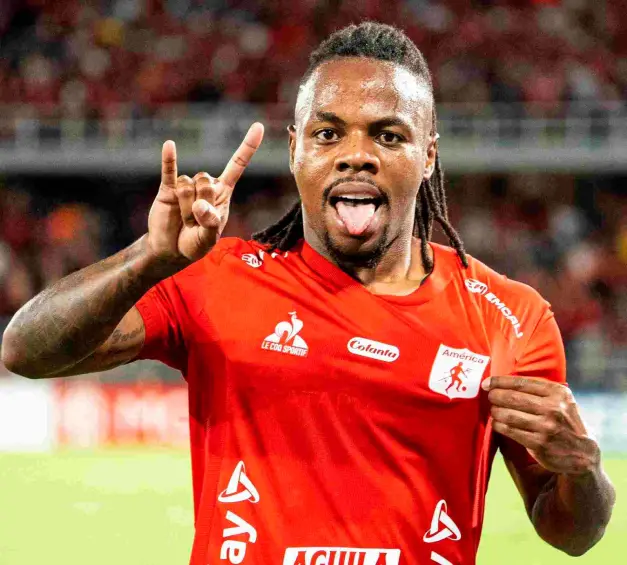 Jhon Murillo celebra el primer tanto en la victoria 2-0 de América ante Bahía para clasificar a Octavos de final ed la Copa Sudamericana. FOTO TOMADA X @AmericadeCali