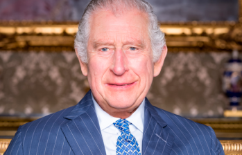 El rey Carlos III en la foto oficial del Palacio de Buckingham. FOTO Cortesía