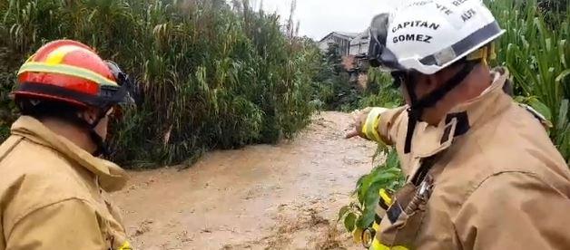 El cuerpo de bomberos evalúa la creciente de un afluente en el municipio. FOTO: Cortesía