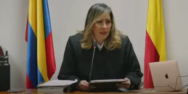 La jueza Sandra Heredia fue la encargada del caso y quien tomó la decisión de declarar al expresidente Álvaro Uribe Vélez como culpable. Imagen tomada de captura de video.