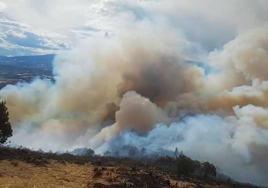 Desde el sábado se avanza en Villa del Leyva en tratar de controlar el incendio. Foto: redes