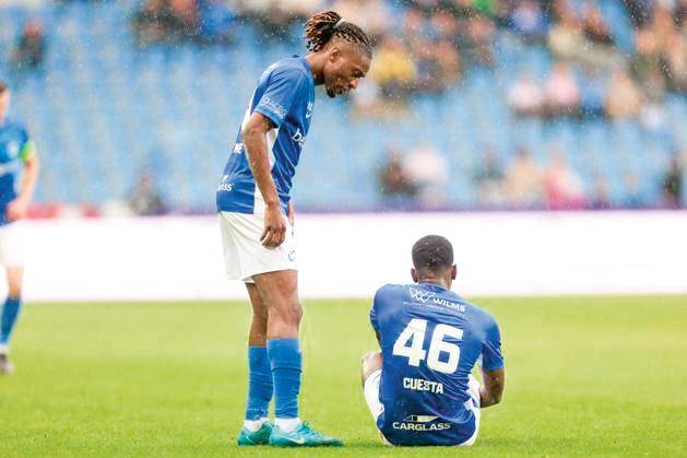 Carlos Cuesta inició como titular de su equipo y fue reemplazado al minuto 43 por un problema en su pierna derecha. El defensor abandonó la cancha caminando con dificultad. FOTO @KRCGenkofficial
