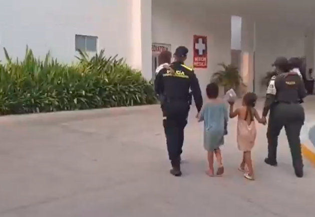 Tras ser rescatados, los menores fueron llevados a un hospital para evaluar su condición de salud. FOTO: captura de video