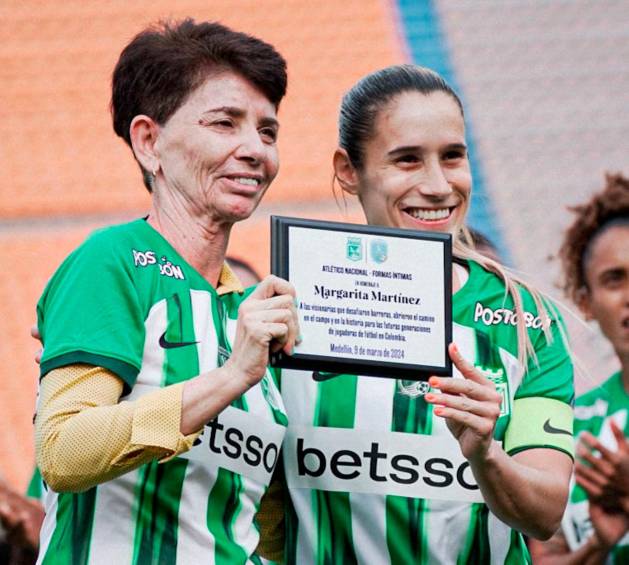 Daniela Montoya, la capitana del verde, fue le encargada de entregarle la placa de reconocimiento a Margarita Martínez, una referente del fútbol paisa femenino. FOTO CORTESÍA ATLÉTICO NACIONAL