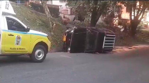 Hasta el momento se sabe, por el informe de las autoridades, que el vehículo perdió el control y chocó contra un árbol. FOTO Cortesía