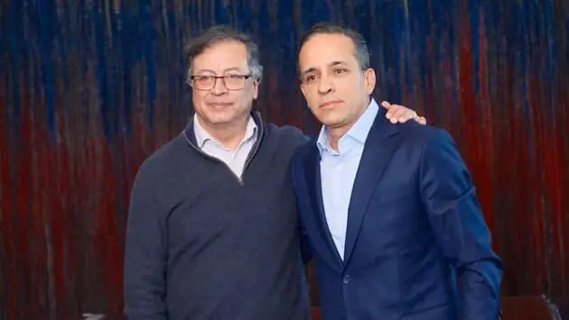 Alexander López en su posesión como director de Planeación Nacional junto al presidente Gustavo Petro. FOTO: Colprensa.