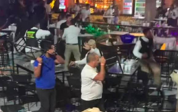 Botellas, mesas y sillas volaron durante la pelea. FOTO: CORTESÍA CAPTURA DE VIDEO.