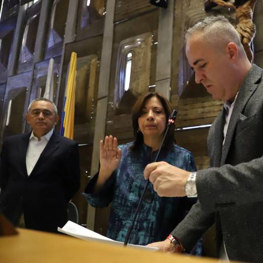 Luz Elena Gaviria López posesionándose como gobernadora (e) ante la Asamblea. FOTO: Cortesía