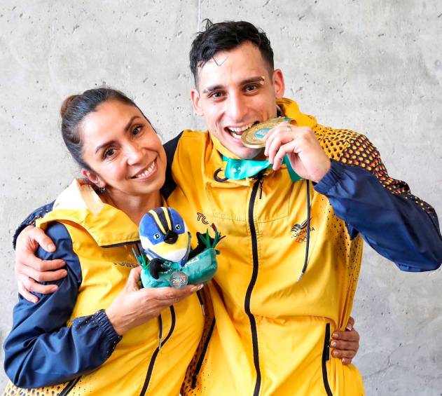 Ángel Hernández, junto a su mamá, quien de paso es su entrenadora, celebra el oro logrado en la prueba de gimnasia trampolín en los Juegos Panamericanos. FOTO CORTESÍA COC