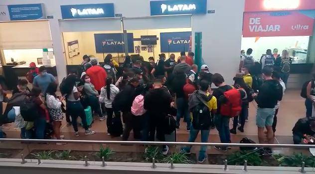 Durante la tarde de este martes, los viajeros se agolpaban en las ventanillas de atención pidiendo explicaciones. FOTO: JUAN CAMILO QUICENO