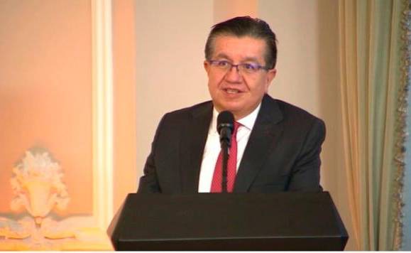 El ministro de Salud, Fernando Ruiz, anunció la firma del memorando de entendimiento con Inovio para la producción de su vacuna en Colombia. Foto: Cortesía Minsalud.