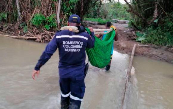 La madre de la recién nacida, una menor de 14 años, fue evacuada con ayuda de los bomberos de Murindó. FOTO: BOMBEROS MURINDÓ
