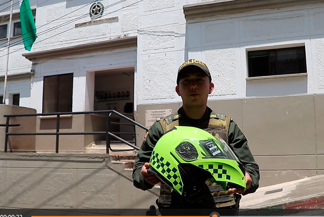 El patrullero Oliva muestra el casco que determinó su buena suerte y el hecho de que siga vivo. <b>FOTO CAPTURA DE VIDEO</b>