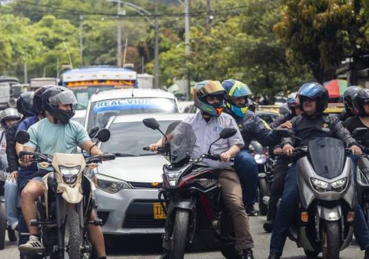 Las dos ruedas representan el 59,9% del total de los vehículos en el Valle de Aburrá, superando con amplia ventaja a los automóviles, que ocupan el segundo lugar con un 31,2%. FOTO Camilo Suárez. 
