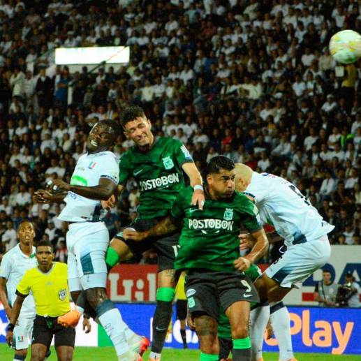 AcciÓn del partido que se disputa en el estadio Palogrande. FOTO COPRENSA-LA PATRIA